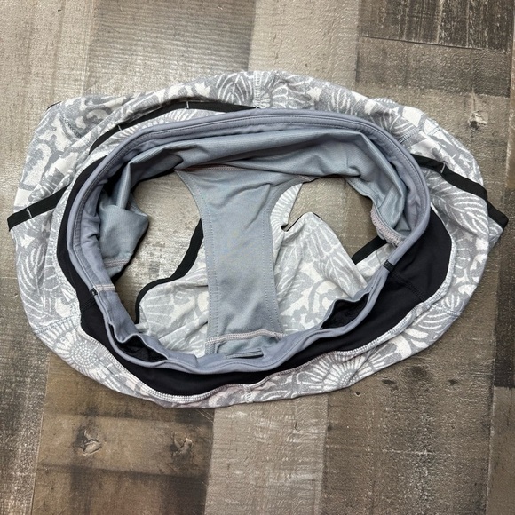 Lululemon Run Ultra Short ll Beachy Floral White Fossil/Black size 4 - Picture 9 of 14